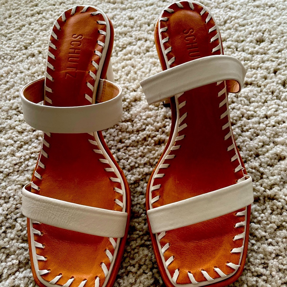 Schutz Brand new, neutral crème sandal.